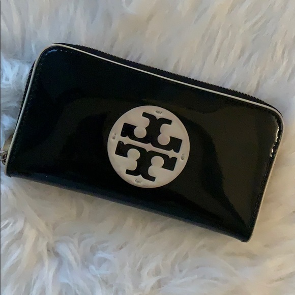 Tory Burch Handbags - Tory Burch wallet Tory Burch Handbags - Tory Burch wallet